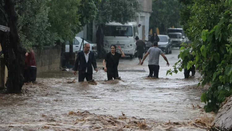 Kozan'da şiddetli sağanak; cadde ve sokaklar suyla doldu