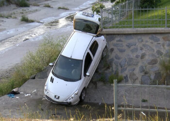 Direksiyon parkurunda eğitim yaparken dereye uçtu