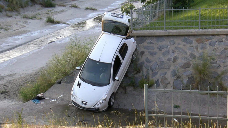 Direksiyon parkurunda eğitim yaparken dereye uçtu