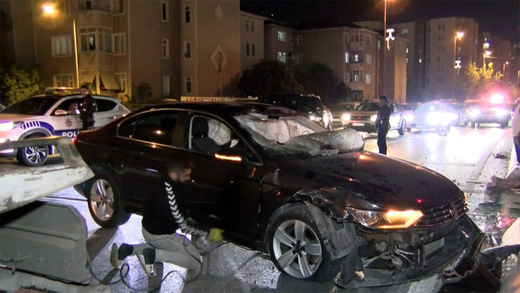 Küçükçekmece'de takla atan otomobil 3 kişiyi yaraladı