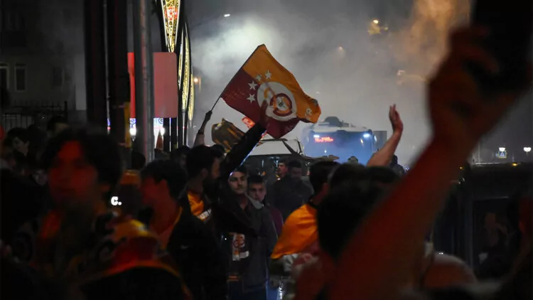 Galatasaray şampiyonluğunu kütahya'da kutladı
