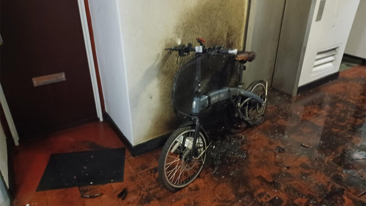 Elektrikli bisikletin patladığı anlar kamerada