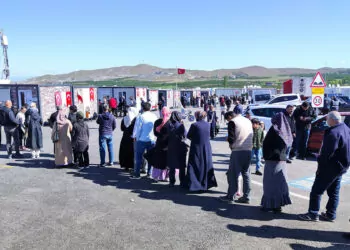 Malatya'da depremzede seçmenler konteynerde oy kullanıyor