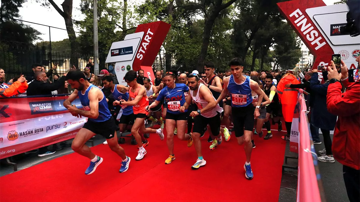 İzmir büyükşehir belediyesi'nin cumhuriyetin kuruluşunun 100'üncü yılına denk gelen bu sene dördüncü kez organize edeceği maratoni̇zmir için geri sayım sürüyor.