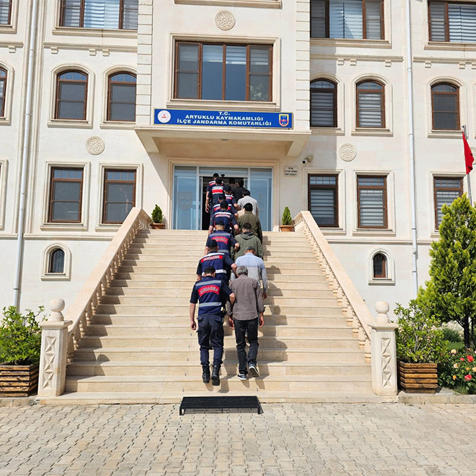 Mardin'de HDP ve DBP'li eski ilçe eş başkanları da gözaltına alındı. Şüphelilerin jandarma ve emniyetteki işlemleri devam ediyor.