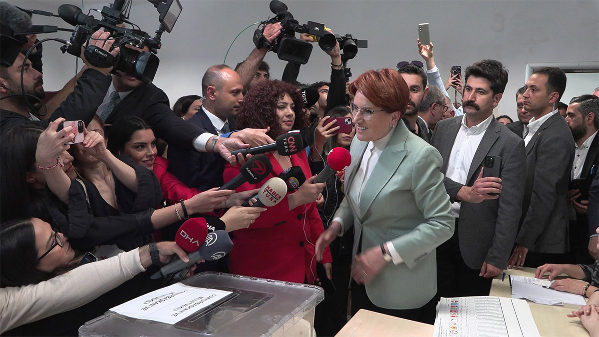 Üsküdar Beylerbeyi'ndeki Hacı Sabancı Anadolu Lisesi’nde İYİ Parti Genel Başkanı Meral Akşener oyunu kullandı. Burada açıklama yapan Akşener, "Aziz milletin vereceği karar bizlerin başı üzerinedir. Başımızın üstündedir. İnşallah her şey güzel ve iyi olacak" dedi.