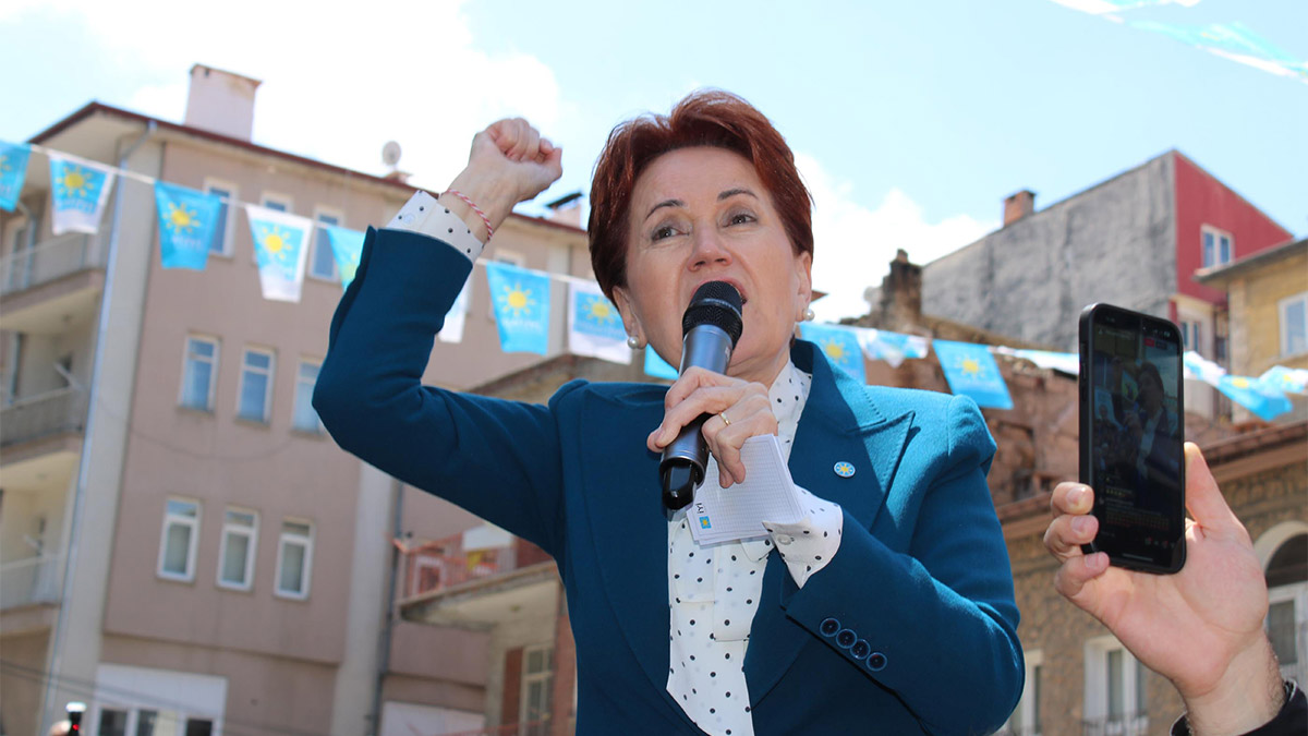 İYİ Parti Genel Başkanı Meral Akşener, "PKK ile iş tutanın Allah belasını versin. PKK ile yan yana geleni Cenabıhak kahrı perişan eylesin. Şehitlerin kemiklerini sızlatanları Cenabıhak kahrı perişan eylesin" dedi.
