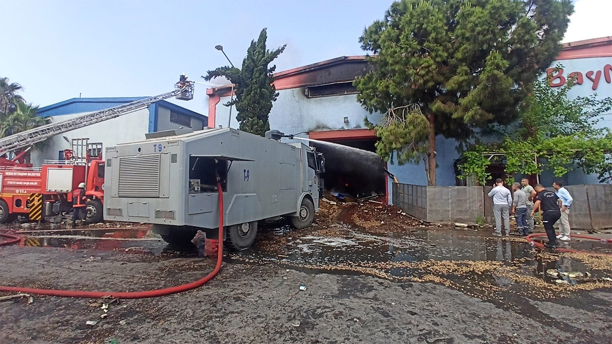Mersin'de kuruyemiş fabrikasında yangın