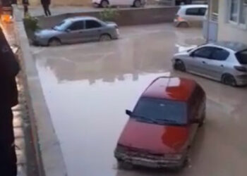 Mersin'de sağanak yağmur hayatı felç etti