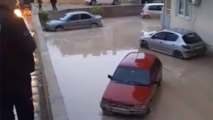 Mersin'de sağanak yağmur hayatı felç etti