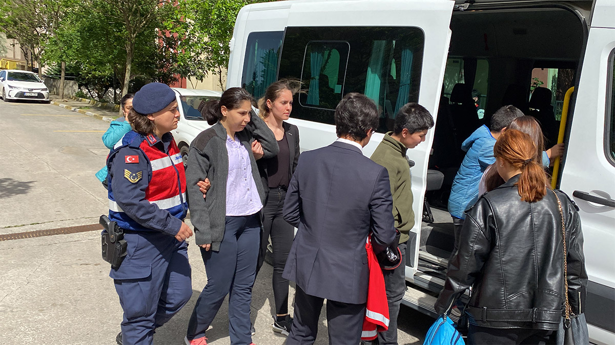 Mersin'e şehit ateşi düştü; Şırnak'ta, PKK’lı 2 teröristin etkisiz hale getirildiği çatışmada şehit olan Jandarma Uzman Çavuş Serkan Ölmez'in (39) memleketi Mersin'in Tarsus ilçesindeki babaevine acı haber ulaştı.