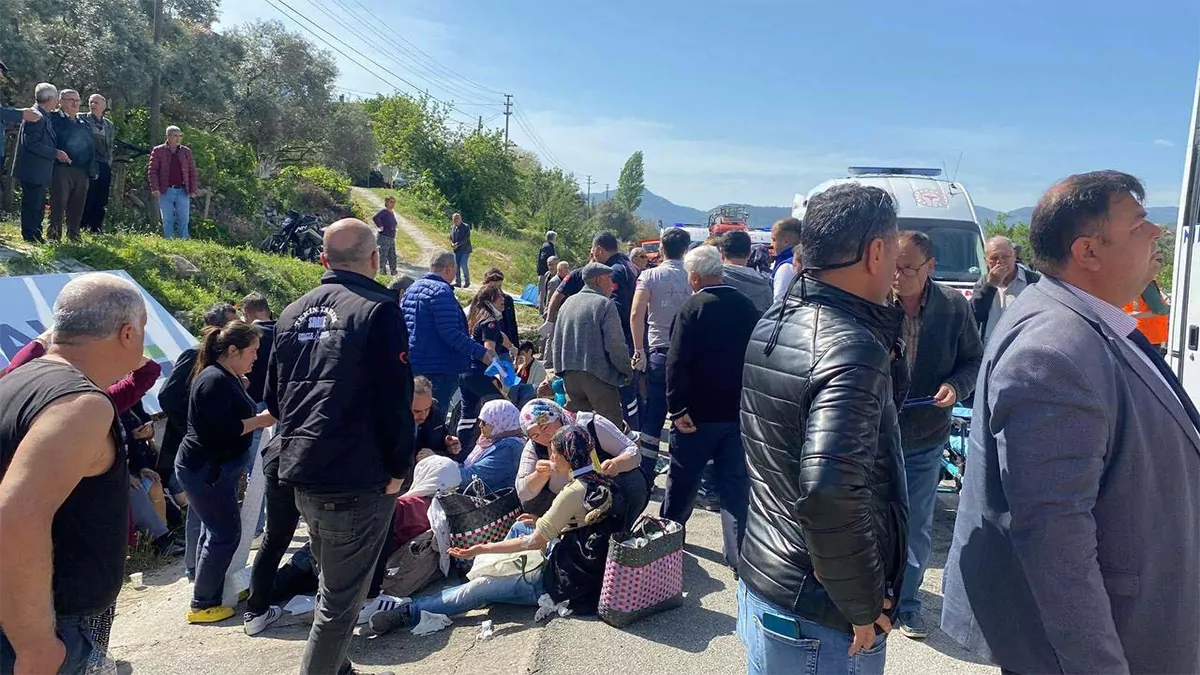 Yolcu midibüsü kamyona arkadan çarptı; 4'ü ağır 34 yaralı