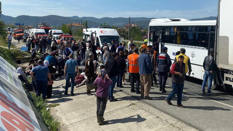 Yolcu midibüsü kamyona arkadan çarptı; 4'ü ağır 34 yaralı
