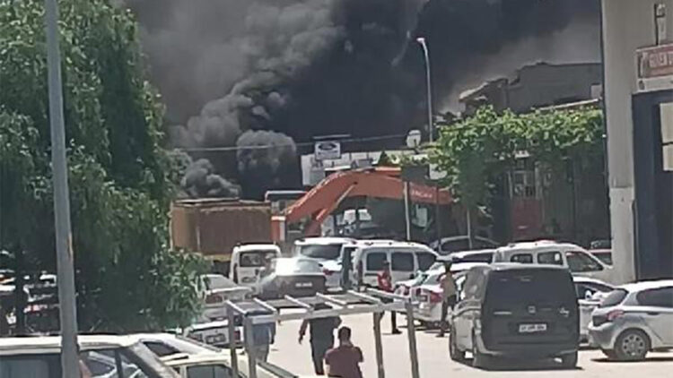 Antakya'da minibüs alev alev yandı