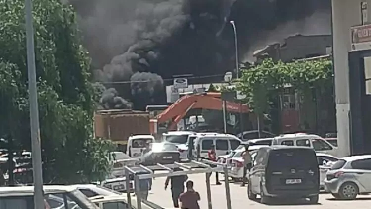 Antakya'da minibüs alev alev yandı