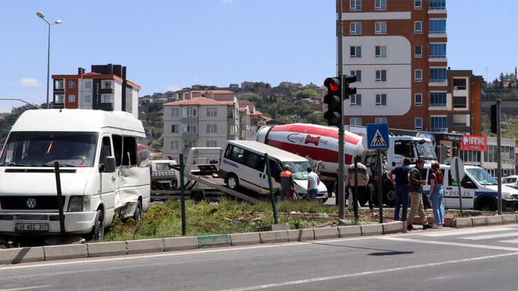 Kayseri'de iki minibüs çarpıştı, 6 kişi yaralandı