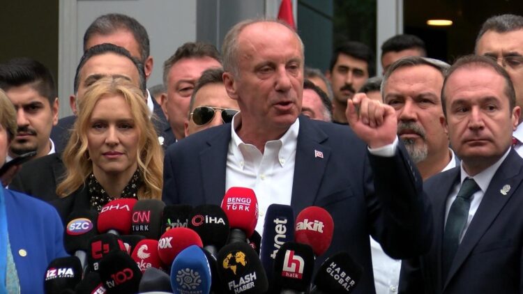 Muharrem İnce adaylıktan çekilme evraklarını YSK'ya teslim etti