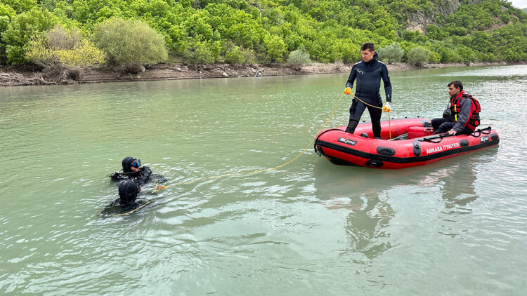 Munzur Çayı'na uçan araçtaki amca yeğen 17 gündür aranıyor
