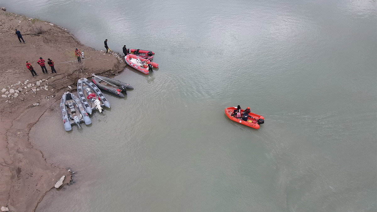 Tunceli’de Munzur Çayı'na uçan araçtaki Baran Aslantaş’ın (22) bulunmasının ardından, aynı araçta kaybolan Azad Demiral (21) ve amcası Mehmetcan Demiral’ı (22) arama çalışmaları 17’nci gününde devam ediyor.