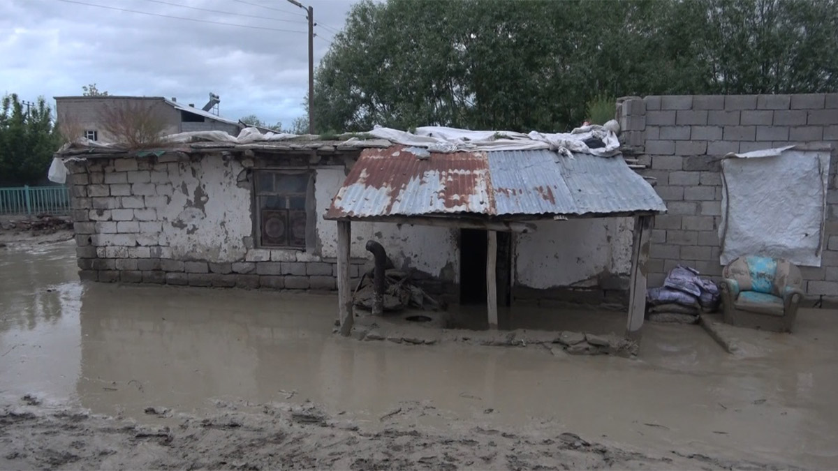 Muş'ta dere taştı, köprü yıkıldı