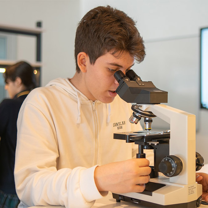 Dünya çapında nitelikli işgücüne olan talep dolayısıyla öğrenciler eğitimlerini şirketlerin ihtiyaç duyduğu alanlara kaydırıyor. Öğrencilerin 3’te 1’inden fazlası; globalde süregelen işgücü eksiklerinin farkında ve kariyer planlarını henüz lise çağında kurguluyor. İzmir merkezli Eraslan Okulu Lise Müdürü Bahar Erdem, artan nitelikli işgücü talebinin nitelikli bir eğitimle karşılanabileceğini vurguladı.