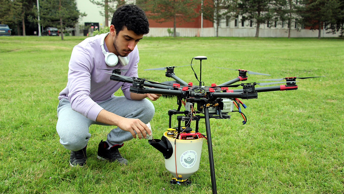 Bolu Abant İzzet Baysal Üniversitesi (BAİBÜ) öğrencileri, yanan ormanları tekrar yeşillendirmek amacıyla, gökyüzünden tohumlama yapabilen 'Seedrone' tohumlama aracını geliştirdi.