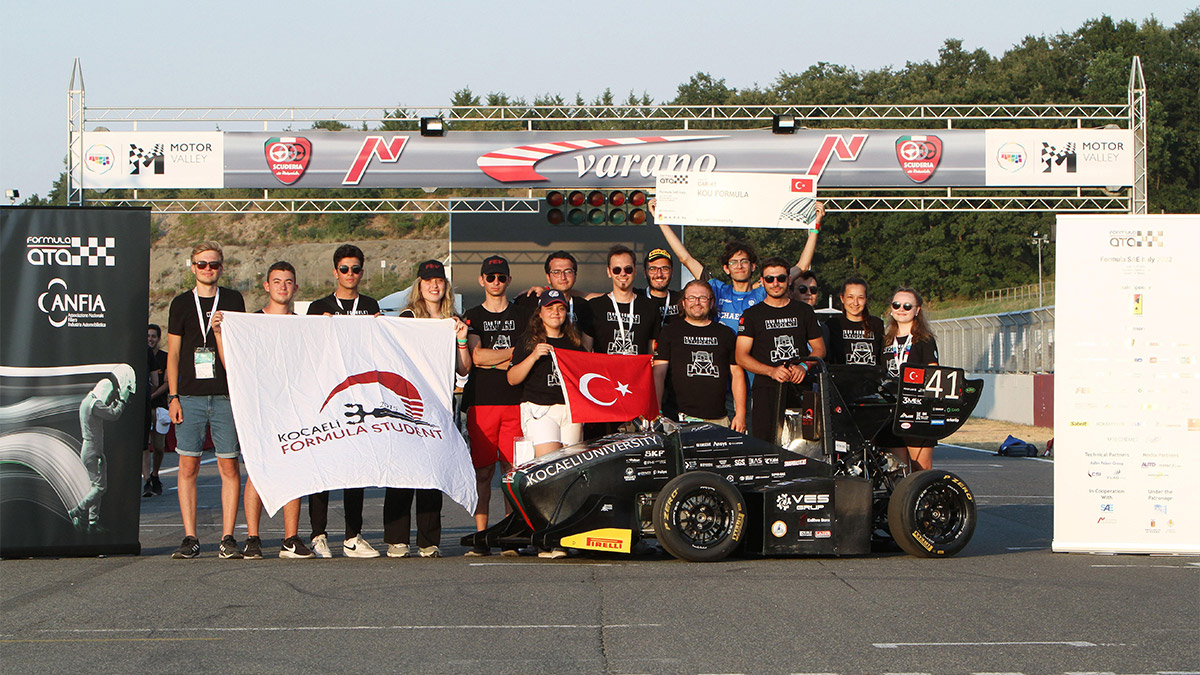 Kocaeli Üniversitesi Mühendislik Fakültesi bünyesinde kurulan 'Kouformula Student' takımı kendi imkanlarıyla ürettikleri elektrikli formula aracıyla İtalya'da düzenlenecek olan yarışmaya hazırlanıyor.