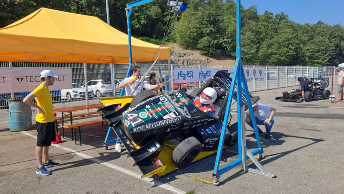 Öğrenciler elektrikli formula aracı üretti