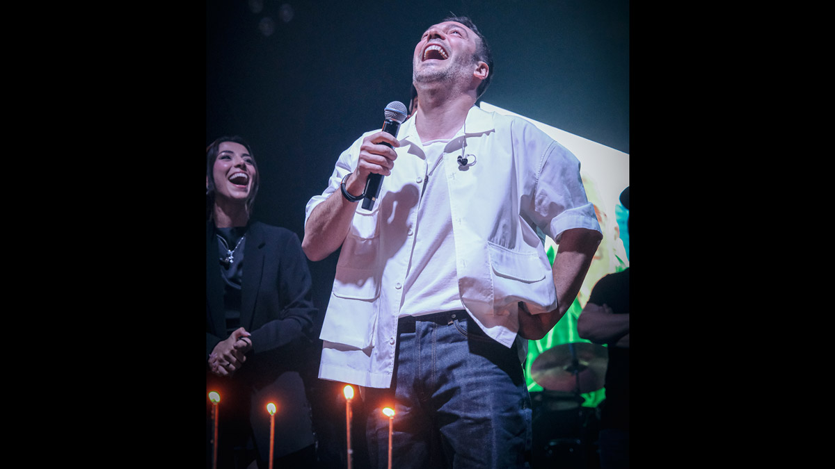 Oğuzhan Koç doğum gününü sahnede kutladı