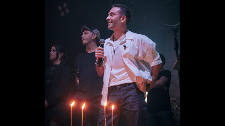 Oğuzhan Koç doğum gününü sahnede kutladı