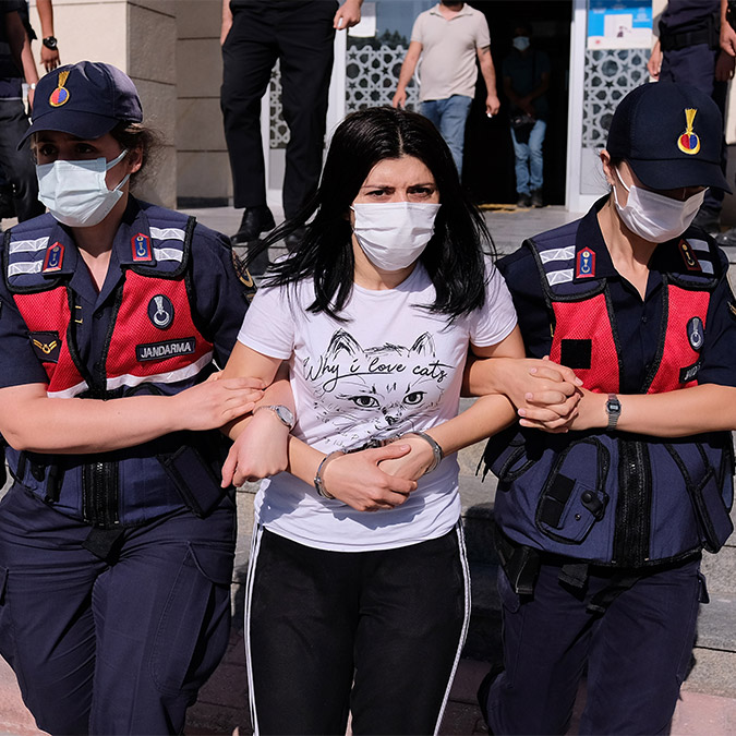 Konya'da 4,5 yıl önce yanlış adrese girilip Necla (54) ve Metin (55) Büyükşen çiftinin öldürülmesiyle ilgili 3 sanığın 2'şer kez müebbet hapis cezasına çaptırılmasının ardından Büyükşen çiftinin çocukları, anne ve babalarının öldürüldüğü evin önünde basın açıklaması yaptı.