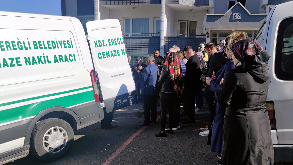 Zonguldak'ın Ereğli ilçesinde kendisini takıntı haline getiren Başaran Çevikoğlu (39) tarafından öldürülen Yeşim Sönmez'in (36) cenazesi helallik almak için evinin önüne getirildi.