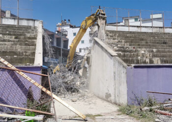 Ordu'da millet bahçesi olacak stadın yıkımına başlandı