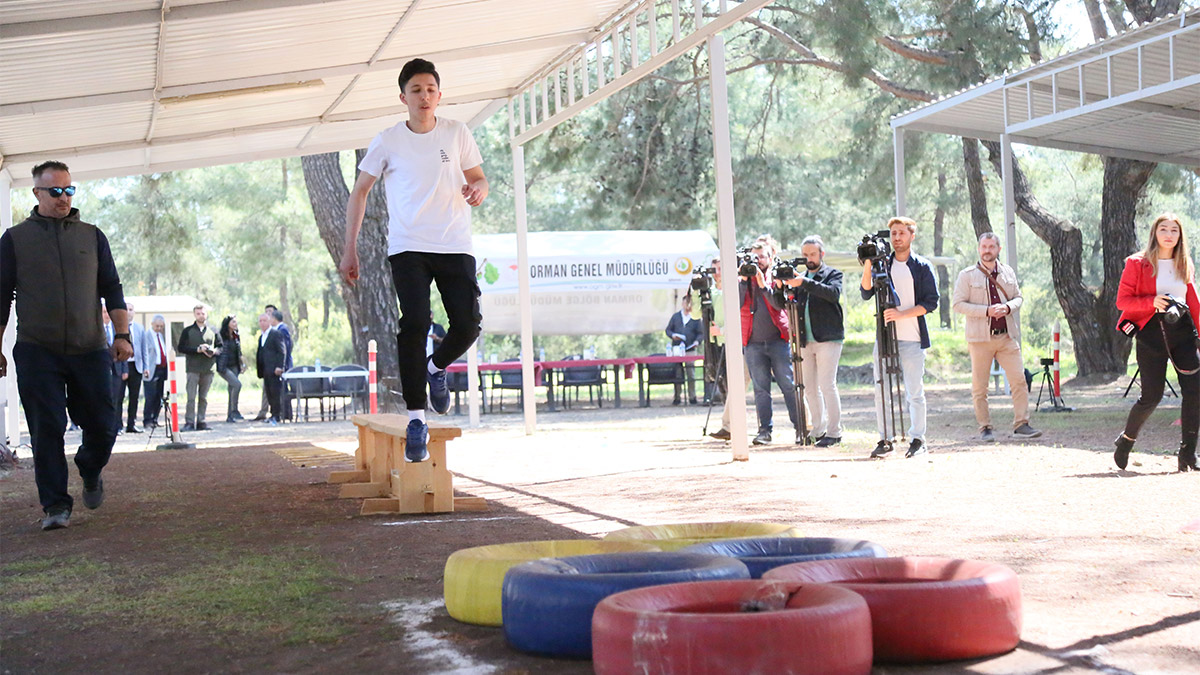 Antalya Orman Bölge Müdürü Vedat Dikici, hava sıcaklıklarının 25 derecenin üstüne çıkmasıyla bölgede mayıs ayı itibarıyla orman yangın sezonunun açıldığını, açıkta ateş yakmanın kesinlikle yasak olduğunu duyurdu.
