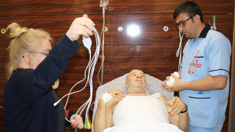 Otobüs şoförü kalp krizi geçiren yolcuyu hastaneye yetiştirdi