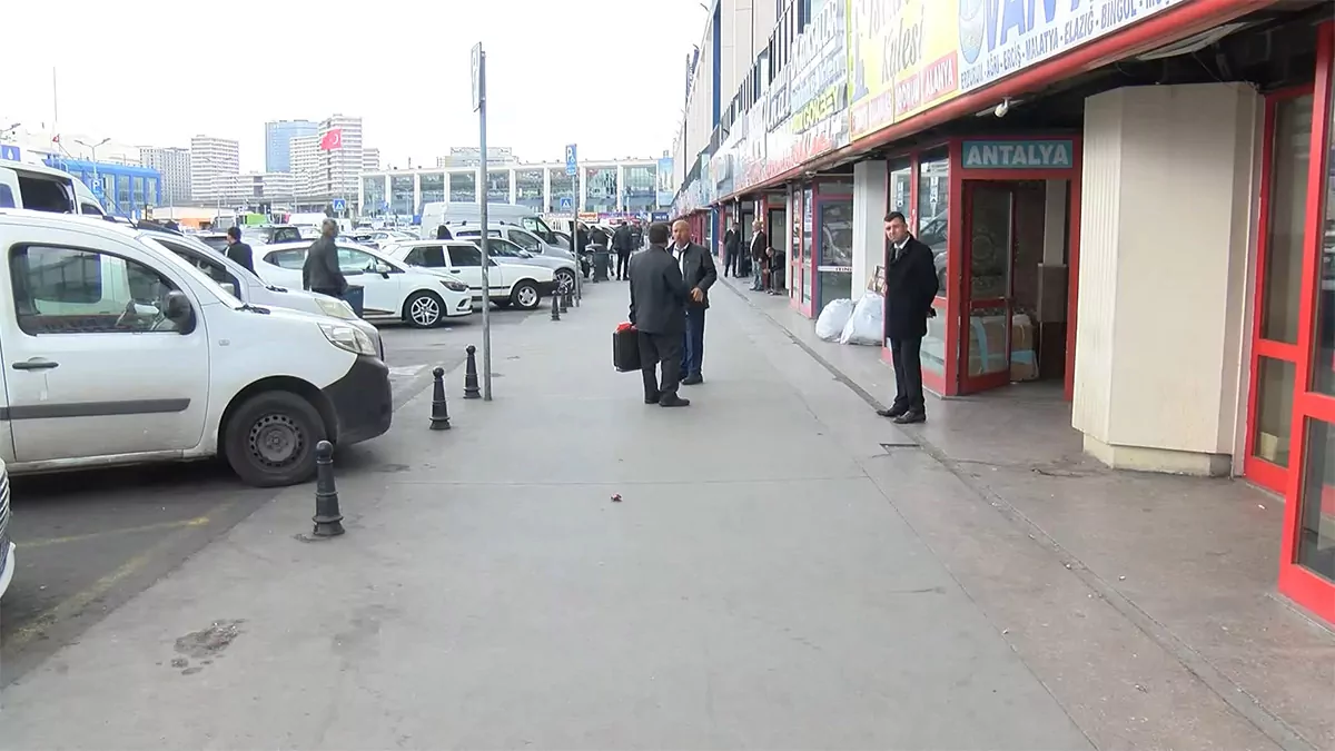 Esenler'deki 15 temmuz demokrasi otogarı'nda seçim hazırlıkları yapılıyor. Tüm otobüsçüler federasyonu başkanı mustafa yıldırım, "normal seferler dolmuş durumda, ilave seferler yapılmaya başlandı. Perşembe, cuma, cumartesini de kapsayacak" dedi.