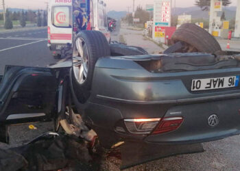 Otomobil refüje çarpıp takla attı; 1 ölü 2 yaralı