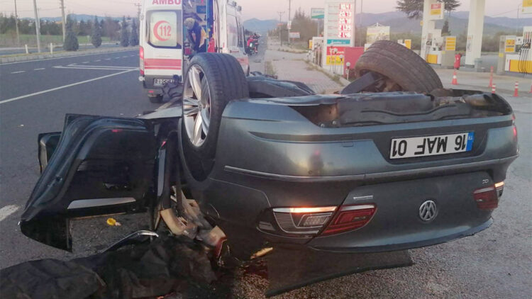 Otomobil refüje çarpıp takla attı; 1 ölü 2 yaralı