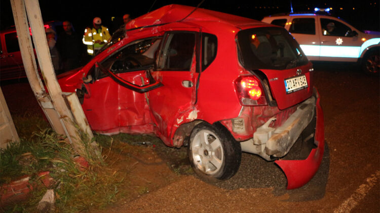 Köpeğe çarpmamak için manevra yaptı, elektrik direğine çarptı