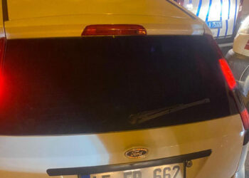 Yolun karşısına geçmeye çalışan anne ile oğluna otomobil çarptı