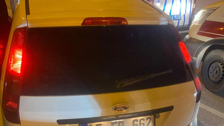 Yolun karşısına geçmeye çalışan anne ile oğluna otomobil çarptı