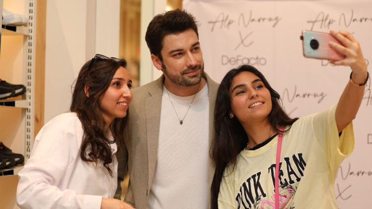 Alp Navruz Fas'ta hayranlarıyla buluştu