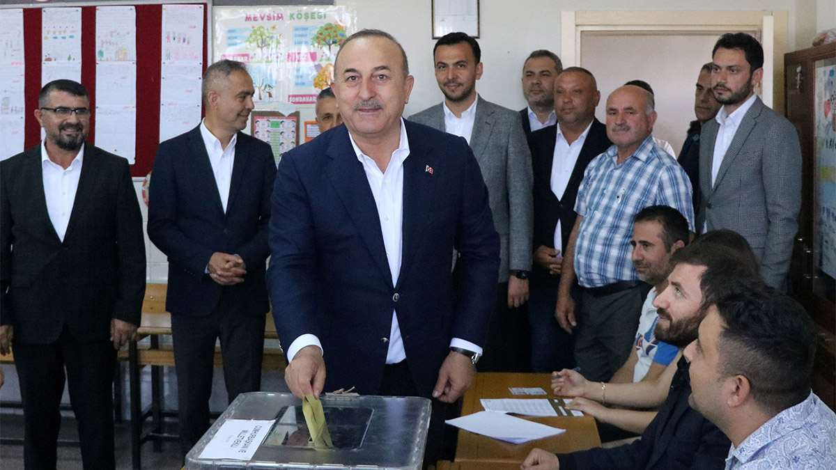 Dışişleri Bakanı Mevlüt Çavuşoğlu, Cumhurbaşkanı Seçimi ve 28'inci Dönem Milletvekili Genel Seçimi için oyunu memleketi Antalya'nın Alanya ilçesinde kullandı. Çavuşoğlu, "Özellikle siyasi partilerin olduğu liste çok uzundu. Oy pusulası zarfa zor sığdı. Katla katla bitmedi" dedi.