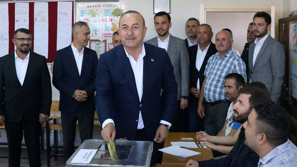 Dışişleri bakanı mevlüt çavuşoğlu, cumhurbaşkanı seçimi ve 28'inci dönem milletvekili genel seçimi için oyunu memleketi antalya'nın alanya ilçesinde kullandı. Çavuşoğlu, "özellikle siyasi partilerin olduğu liste çok uzundu. Oy pusulası zarfa zor sığdı. Katla katla bitmedi" dedi.