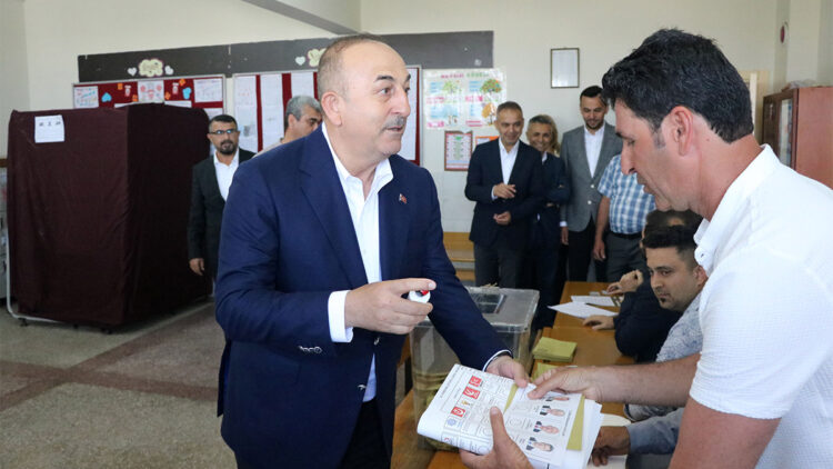 Oy pusulası zarfa zor sığdı