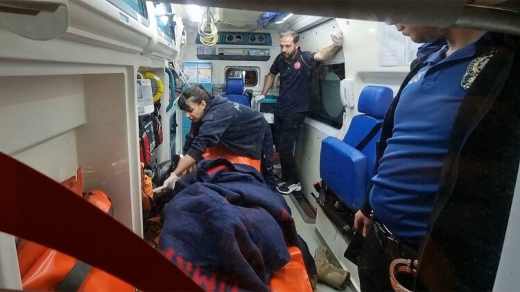 Beşiktaş'ta denize atlayan kişi kurtarıldı