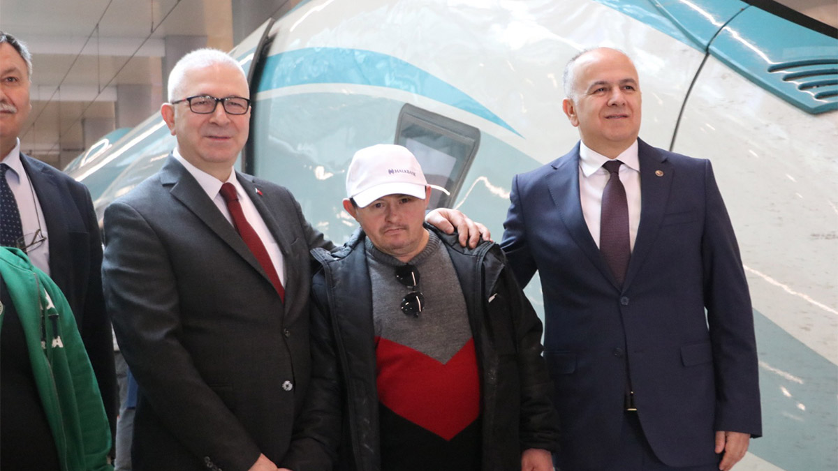 Özel gereksinimli 34 kişi YHT heyecanı yaşadı
