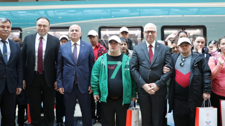 Özel gereksinimli 34 kişi YHT heyecanı yaşadı