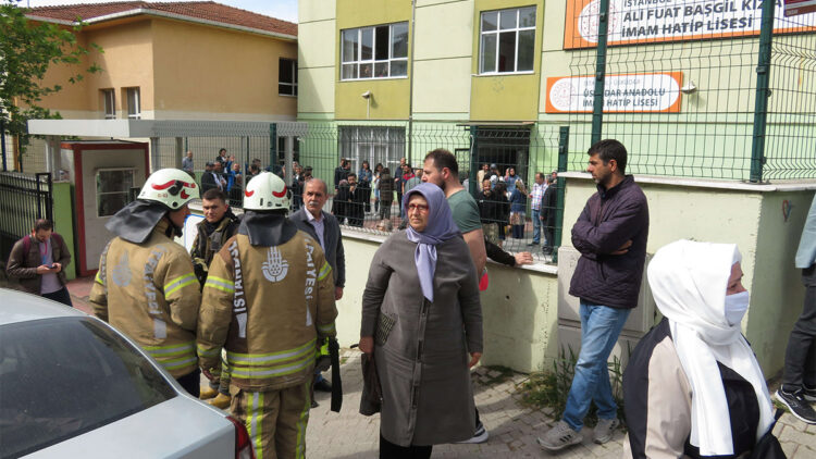 Üsküdar'da oy verme sırasında yangın paniği