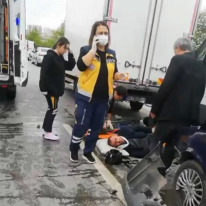 Pendik'te aynı yerde iki ayrı kazada 1 kişi yaralanırken, 4 araçta hasar oluştu. Kaza nedeniyle bölgede trafik oluştu.